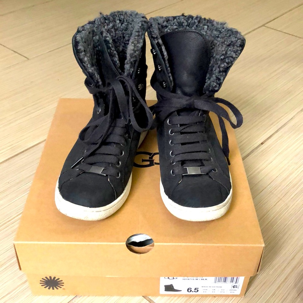 UGG starlyn size 6.5 black suede 1019175